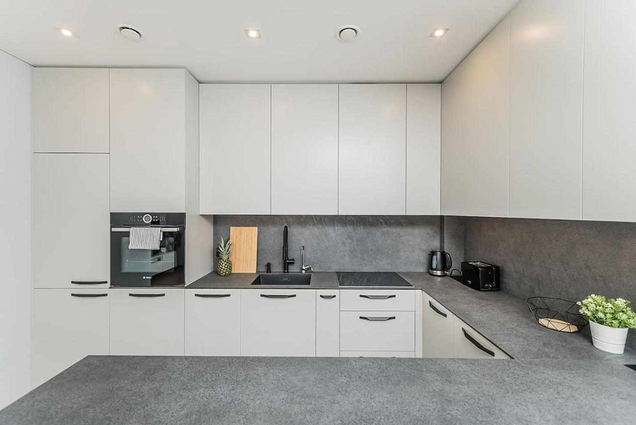 Lovely Apartment With Private Terrace By Urban Rent Kaunas Ngoại thất bức ảnh