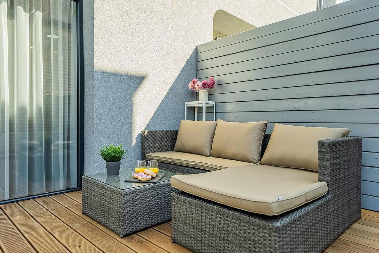 Lovely Apartment With Private Terrace By Urban Rent Kaunas Ngoại thất bức ảnh